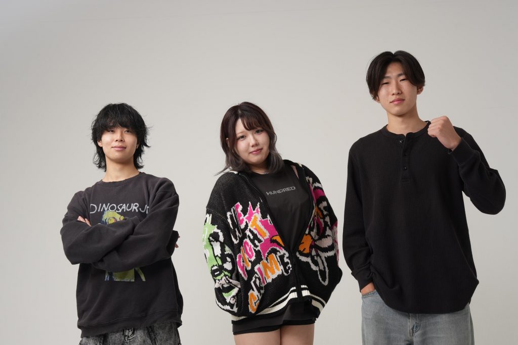 左から RYOSUKE、LYN、OHTA